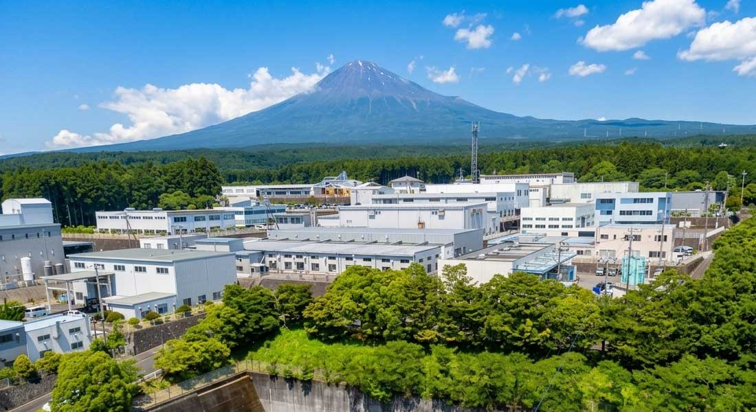 富士山と工業団地の風景